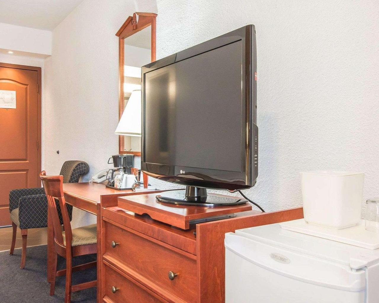 Hotel Danube Bleu Forestville Bagian luar foto